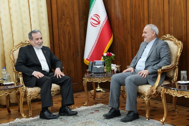 دیدار سفیر ایران در پاکستان با عراقچی تاکید عراقچی بر تداوم رایزنیهای مستمر بین ایران و پاکستان