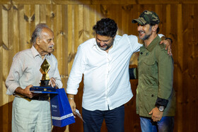حامد بهداد و امین حیایی در پانزدهمین جشن منتقدان و نویسندگان سینمایی ایران