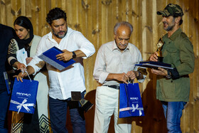 حامد بهداد و امین حیایی در پانزدهمین جشن منتقدان و نویسندگان سینمایی ایران