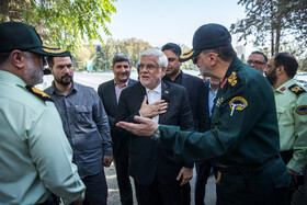 احمدرضا رادان، فرمانده کل نیروهای انتظامی کشور و محمدرضا عارف، معاون اول رئيس جمهور در بازدید از ساختمانهای آسیب دیده در محل فرماندهی انتظامی تهران بزرگ