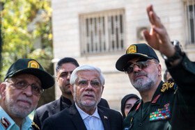 احمدرضا رادان، فرمانده کل نیروهای انتظامی کشور و محمدرضا عارف، معاون اول رئيس جمهور در بازدید از ساختمانهای آسیب دیده در محل فرماندهی انتظامی تهران بزرگ