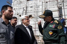 احمدرضا رادان، فرمانده کل نیروهای انتظامی کشور و محمدرضا عارف، معاون اول رئيس جمهور در بازدید از ساختمانهای آسیب دیده در محل فرماندهی انتظامی تهران بزرگ