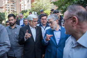 بازدید حسین سیمایی صراف، وزیر علوم و محمدرضا عارف، معاون اول رئیس جمهور از خانه شهید محمدمهدی طهرانچی