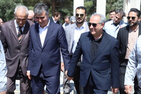 بازدید رییس کل بانک مرکزی از مجموعه تراکتورسازی ایران