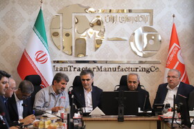 بازدید رییس کل بانک مرکزی از مجموعه تراکتورسازی ایران