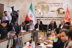 بازدید رییس کل بانک مرکزی از مجموعه تراکتورسازی ایران