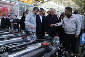 بازدید رییس کل بانک مرکزی از مجموعه تراکتورسازی ایران