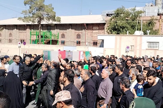 ویدیو/ همزمان با سوگ امام حسن عسکری(ع)؛ تشییع پیکر شهید «رحیم محمدی» ویدیو/ همزمان با سوگ امام حسن عسکری(ع)؛ تشییع پیکر شهید «رحیم محمدی»