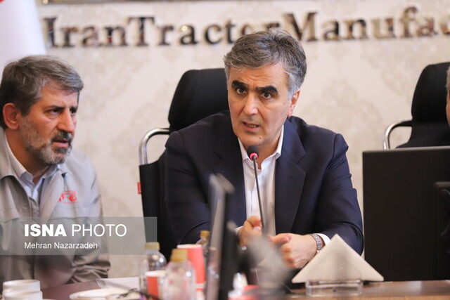 بازدید رییس کل بانکمرکزی از مجموعه تراکتورسازی ایران