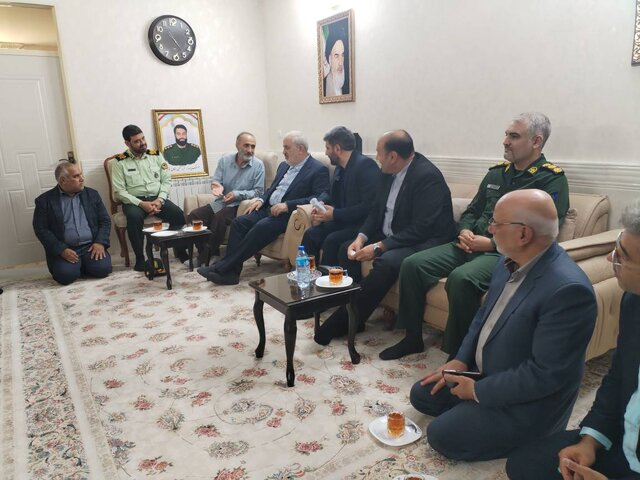 وزیر نیرو با خانواده شهید برکانی در جنوب‌شرق استان تهران دیدار کرد