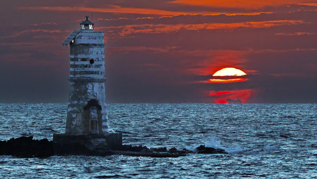 ناسا در عکس روز خود به سراغ یک غروب زیبا رفت