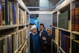 رضا صالحی امیری، وزیر میراث فرهنگی و گردشگری و حسن روحانی در مراسم اهدای ۲۵ هزار نسخه کتاب به سازمان اسناد و کتابخانه ملی