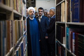 رضا صالحی امیری، وزیر میراث فرهنگی و گردشگری و حسن روحانی در مراسم اهدای ۲۵ هزار نسخه کتاب به سازمان اسناد و کتابخانه ملی