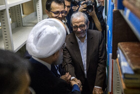 نجفقلی حبیبی، پژوهشگر فلسفه اسلامی، عضو هیئت امنای سازمان اسناد و کتابخانه ملی جمهوری اسلامی ایران در مراسم اهدای ۲۵ هزار نسخه کتاب به سازمان اسناد و کتابخانه ملی