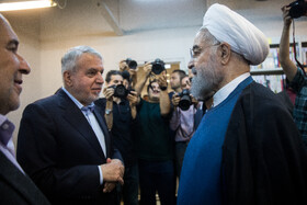 رضا صالحی امیری، وزیر میراث فرهنگی و گردشگری و حسن روحانی در مراسم اهدای ۲۵ هزار نسخه کتاب به سازمان اسناد و کتابخانه ملی