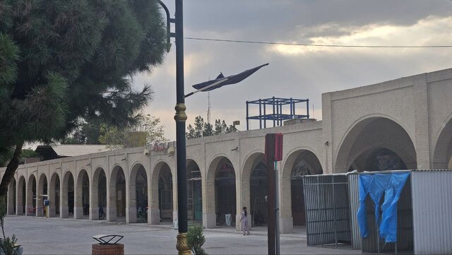 سازه پنج طبقه که منظر کاروانسرای گنجعلی خان را تحت تاثیر قرار داده است. نگرانی در کرمان؛ این سازهها چرا بالا آمدهاند؟ + عکس