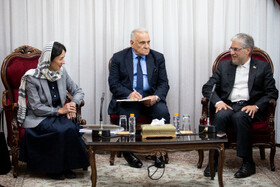 ژانا آندریاسیان، وزیر آموزش، علوم، فرهنگ و ورزش جمهوری ارمنستان و حسین سیمایی صرف، وزیر علوم در آیین امضای تفاهمنامه علمی ارمنستان و ایران