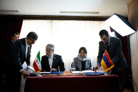 امضای تفاهم نامه بین ژانا آندریاسیان، وزیر آموزش، علوم، فرهنگ و ورزش جمهوری ارمنستان و حسین سیمایی صرف، وزیر علوم