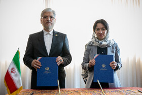 امضای تفاهم نامه بین ژانا آندریاسیان، وزیر آموزش، علوم، فرهنگ و ورزش جمهوری ارمنستان و حسین سیمایی صرف، وزیر علوم