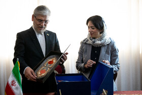 امضای تفاهم نامه بین ژانا آندریاسیان، وزیر آموزش، علوم، فرهنگ و ورزش جمهوری ارمنستان و حسین سیمایی صرف، وزیر علوم