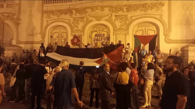 تحصن حامیان فلسطین مقابل سفارت آمریکا در تونس