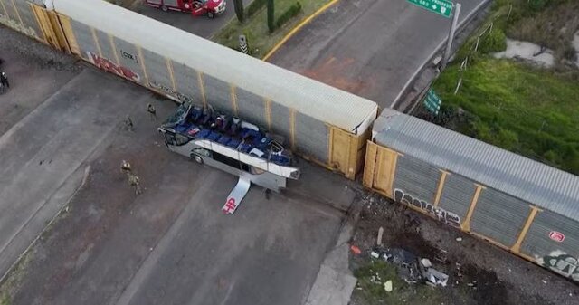 عکس: رویترز تصادف قطار با اتوبوس در مکزیک با ۱۰ کشته و ۶۱ زخمی+فیلم