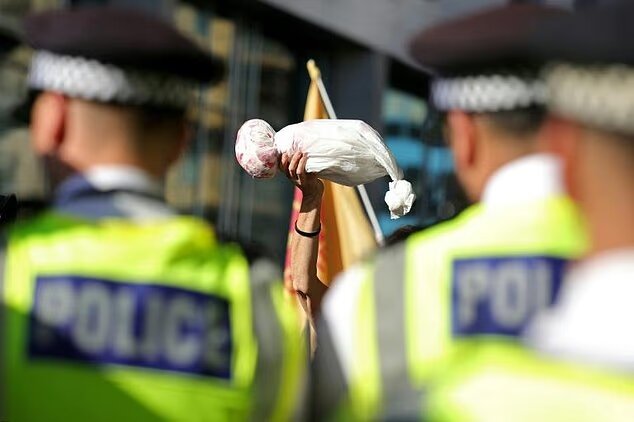 تظاهرات حامیان فلسطین در برابر نمایشگاه بزرگ تسلیحات لندن تظاهرات حامیان فلسطین در برابر نمایشگاه بزرگ تسلیحات لندن