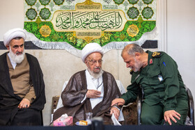 دیدار سردار فتح الله جمیری فرمانده جدید سپاه علی ابن ابی طالب قم با آیت الله مکارم شیرازی در حاشیه مراسم جشن میلاد پیامبر اکرم(ص) و امام جعفر صادق(ع)