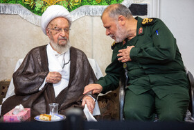 دیدار سردار فتح الله جمیری فرمانده جدید سپاه علی ابن ابی طالب قم با آیت الله مکارم شیرازی در حاشیه مراسم جشن میلاد پیامبر اکرم(ص) و امام جعفر صادق(ع)