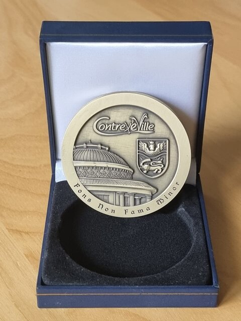 نشان عالی شهر کنترکسویل فرانسه اهدای مدال فرانسوی به هنرمند ایرانی برای ثبت رد پای قاجار در این کشور