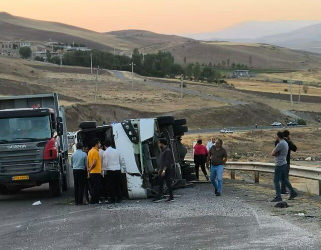 ۱۹ مصدوم در پی واژگونی مینی‌بوس در جاده اهر-ورزقان