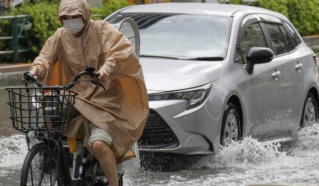 عکس: آسوشیتدپرس بارندگی شدید در «توکیو»؛ آبگرفتگی خیابانها و اختلال در خدمات ریلی و هوایی