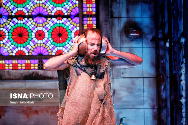 نمایش «بر زمین میزندش» کار علی شمس چند تماشاگر به تئاترهای دولتی رفتند؟