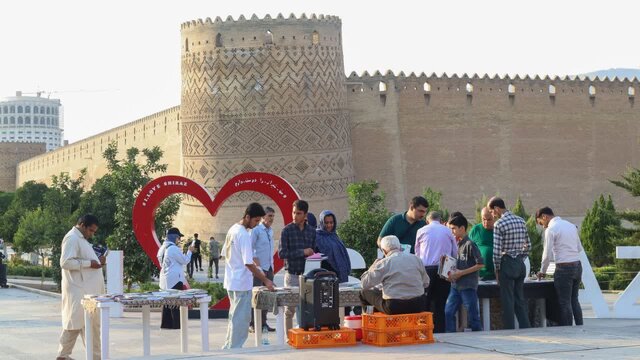 شیراز در مسیر ترویج مطالعه/ ۱۷۵۰۰ جلد کتاب رایگان میان شهروندان و گردشگران توزیع شد