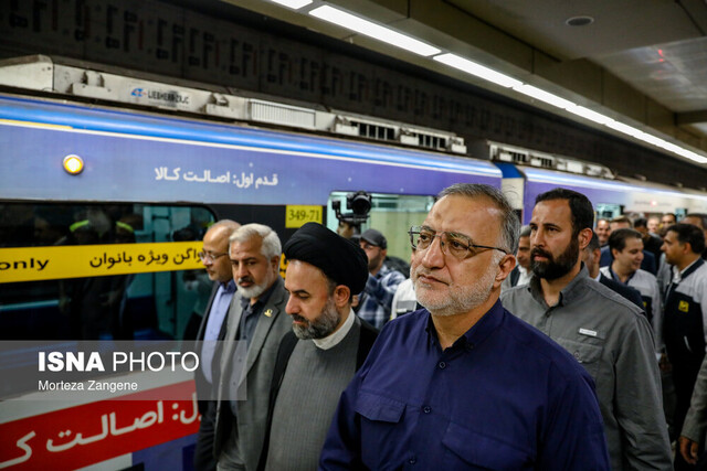 تحویل اولین رام قطار چینی برای ورود به متروی تهران/ ۵۷ اتوبوس دوکابین دیزلی به گمرک