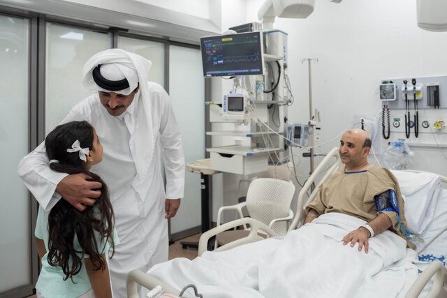 عیادت امیر قطر از مجروحان حمله رژیم صهیونیستی به دوحه