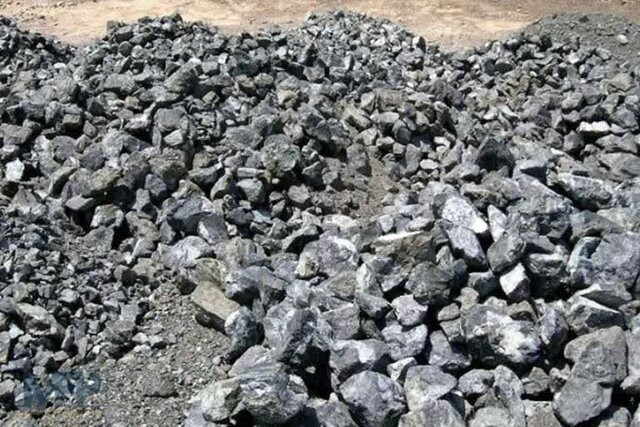 کشف ۳۰۰ تن سنگ سلستین غیرمجاز در سرخه کشف ۳۰۰ تن سنگ سلستین غیرمجاز در سرخه