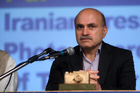 حمید فروتن، رئيس هیات مدیره انجمن صنفی عکاسان مطبوعاتی ایران در نشست خبری هفتمین دوره نشان سال مطبوعاتی ایران