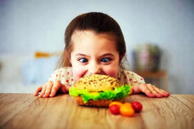 با مصرف این غذاها، بلوغ زودرس بیخ گوش کودکتان است