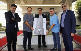 هدیه کارتونیست شیرازی به رهبر ارکستر ارمنستان