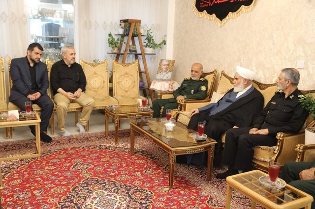 رئیس ستاد کل نیروهای مسلح با خانواده فرماندهان شهید جنگ تحمیلی ۱۲ روزه دیدار و گفتوگو کرد.