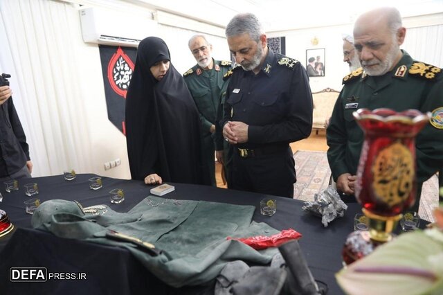 رئیس ستاد کل نیروهای مسلح با خانواده فرماندهان شهید جنگ تحمیلی ۱۲ روزه دیدار و گفت‌وگو کرد.
