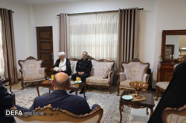 رئیس ستاد کل نیروهای مسلح با خانواده فرماندهان شهید جنگ تحمیلی ۱۲ روزه دیدار و گفت‌وگو کرد.