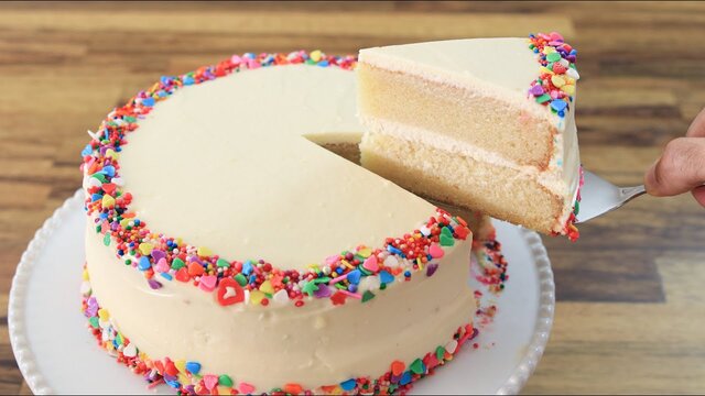 طرز تهیه کیک تولد خامه‌ای خانگی؛ پف‌دار، خوشمزه و حرفه‌ای با نکات طلایی