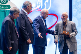 تجلیل از خانواده شهدای جنگ ۱۲ روزه در همایش ستارگان شهر