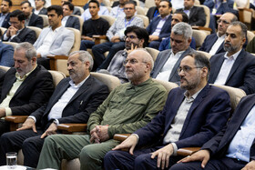 بابک نگاهداری رئیس مرکز پژوهش‌های مجلس شورای اسلامی، محمدباقر قالیباف رئیس مجلس شورای اسلامی، علیرضا کاظمی وزیر آموزش و پرورش در مراسم اولین کارسوق حکمرانی داده محور