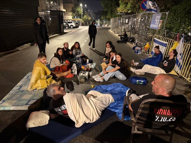 تجمع خانواده زندانیان صهیونیست مقابل منزل نتانیاهو تجمع خانواده زندانیان صهیونیست مقابل منزل نتانیاهو