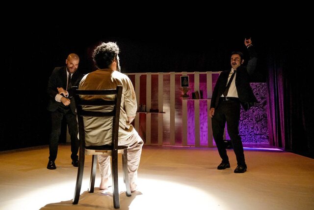 پشت هیچ کدام از شخصیتها نایستادم