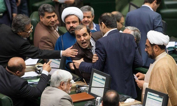 چرا عکسهای حاشیهای سیاستمداران جنجالی میشود؟