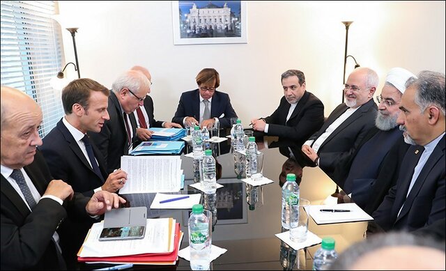 چرا عکسهای حاشیهای سیاستمداران جنجالی میشود؟